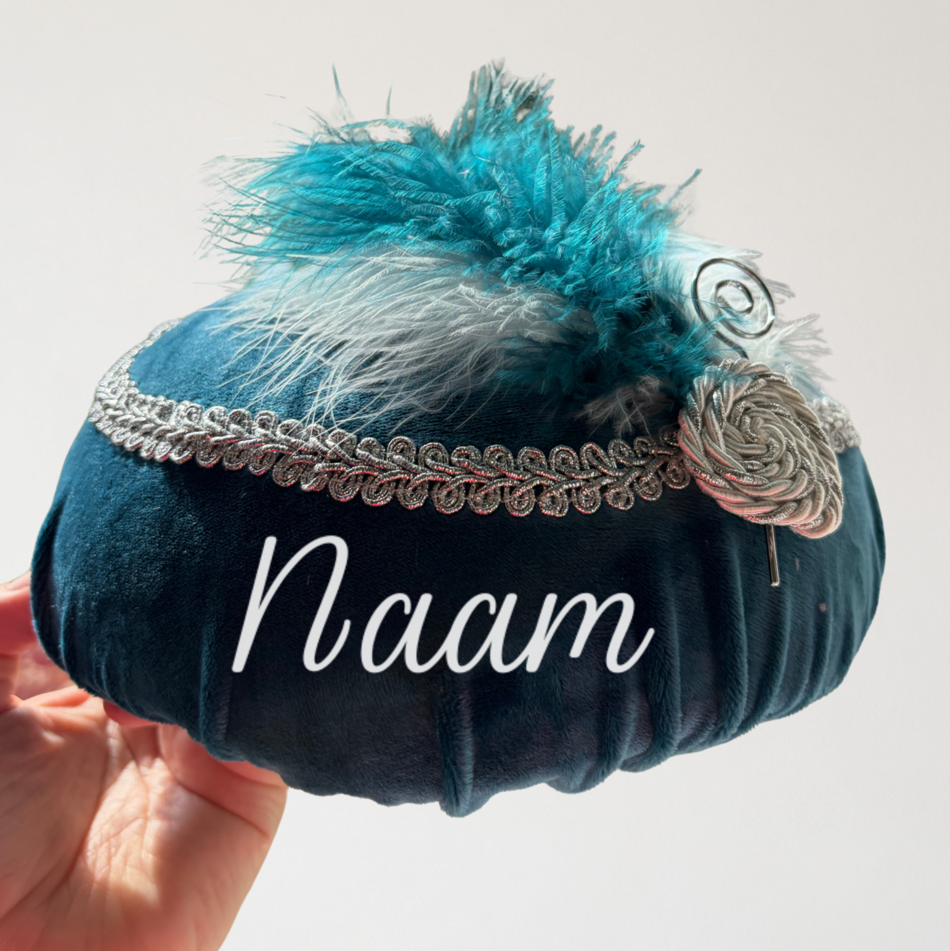 Handgemaakte gepersonaliseerde pietenmuts in petrol blauw, te personaliseren met naam