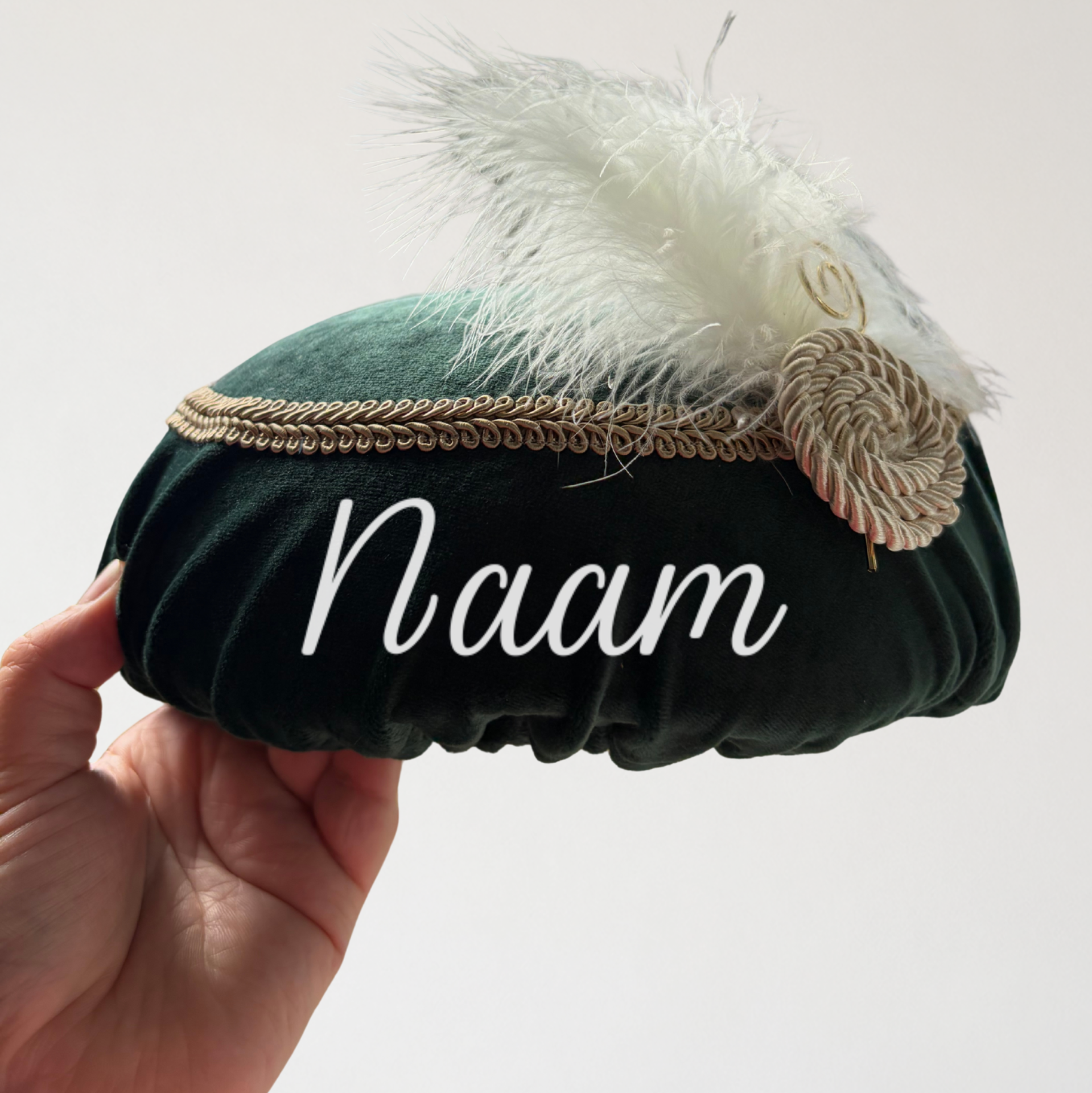 Handgemaakte gepersonaliseerde pietenmuts in donker groen, te personaliseren met naam