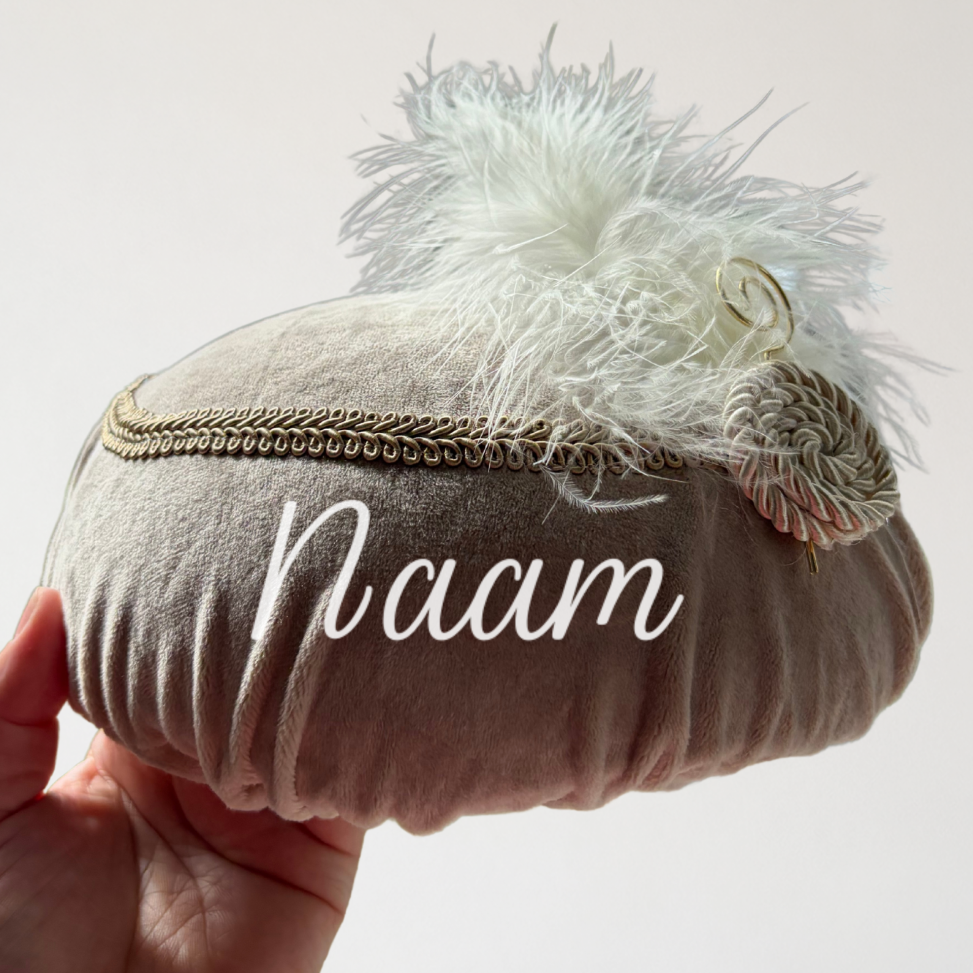 Handgemaakte gepersonaliseerde pietenmuts in beige, te personaliseren met naam