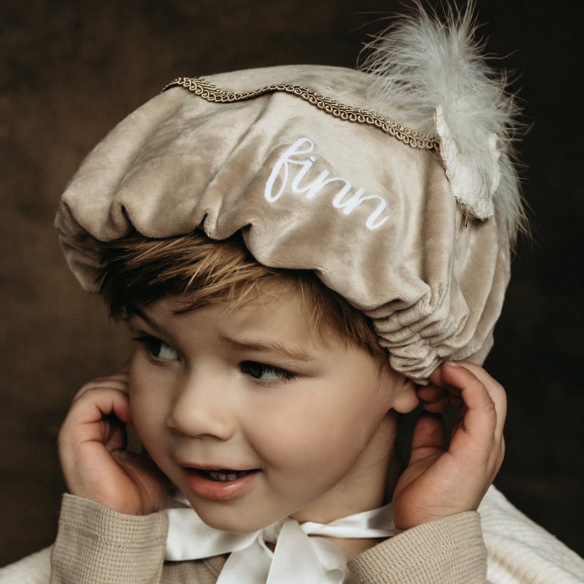 Handgemaakte gepersonaliseerde pietenmuts in beige, te personaliseren met naam