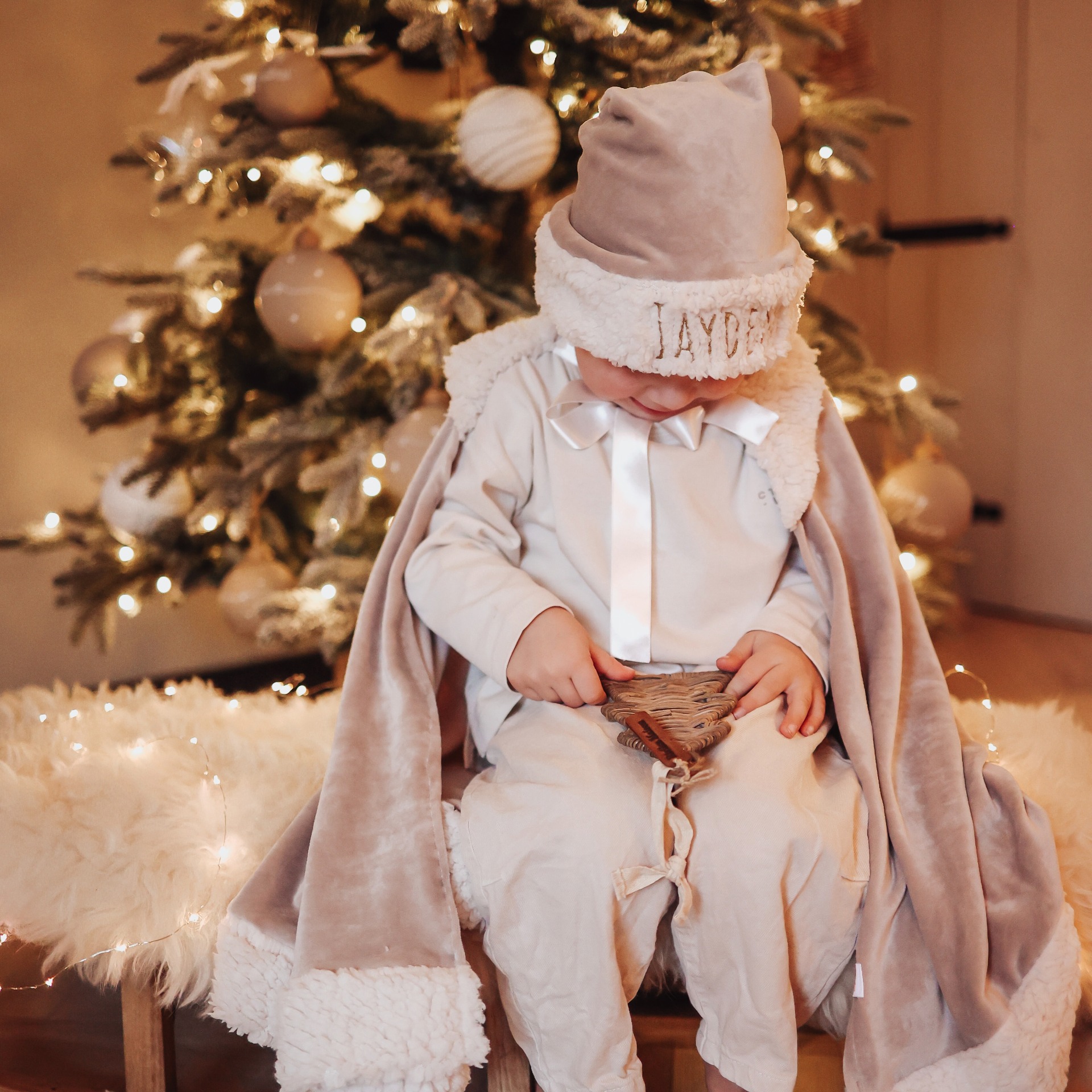 Luxe fluwelen kerstcape in beige met bont- of teddykraag, te personaliseren op de rug