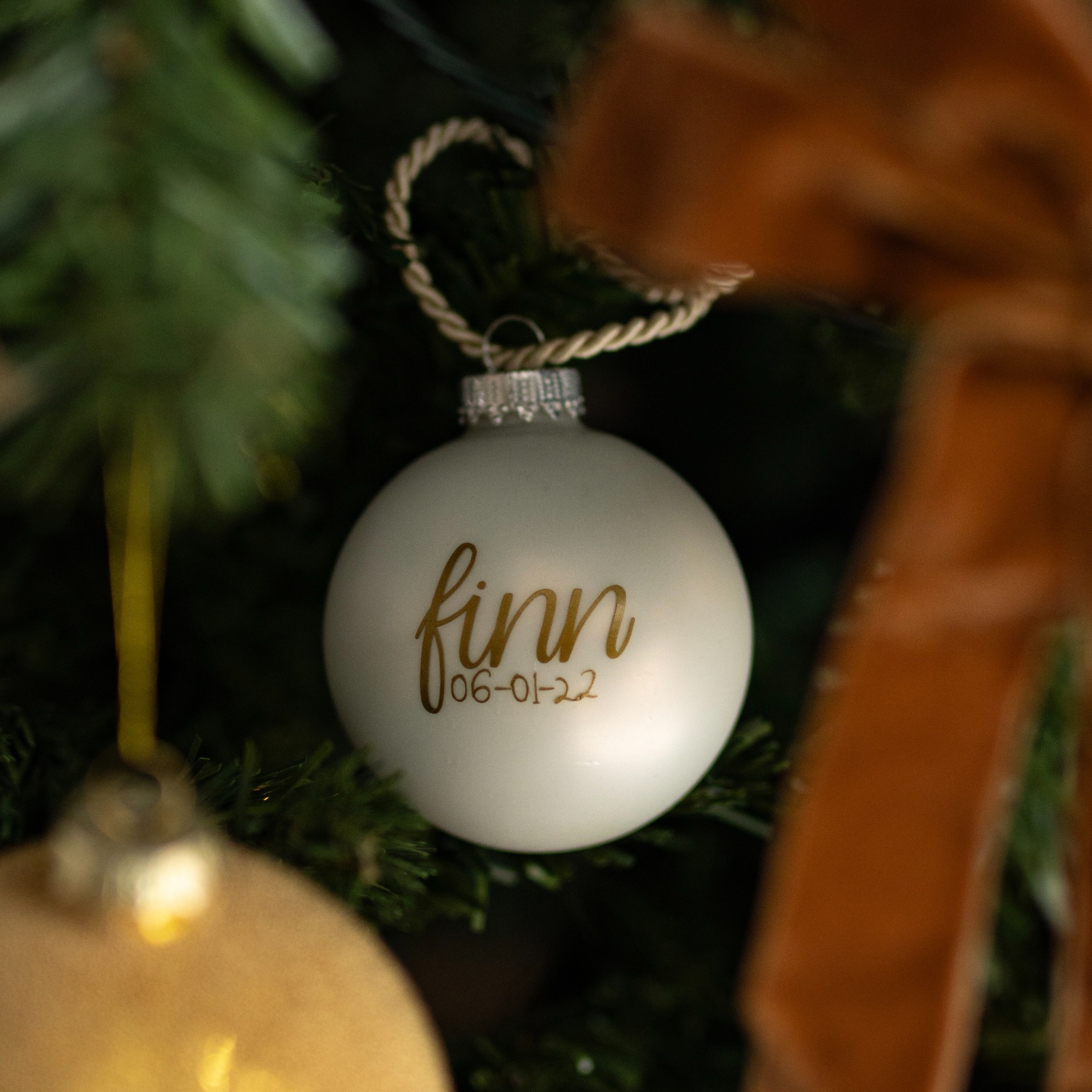 Gepersonaliseerde matte witte glazen kerstbal met naam en datum in sierlijke letters