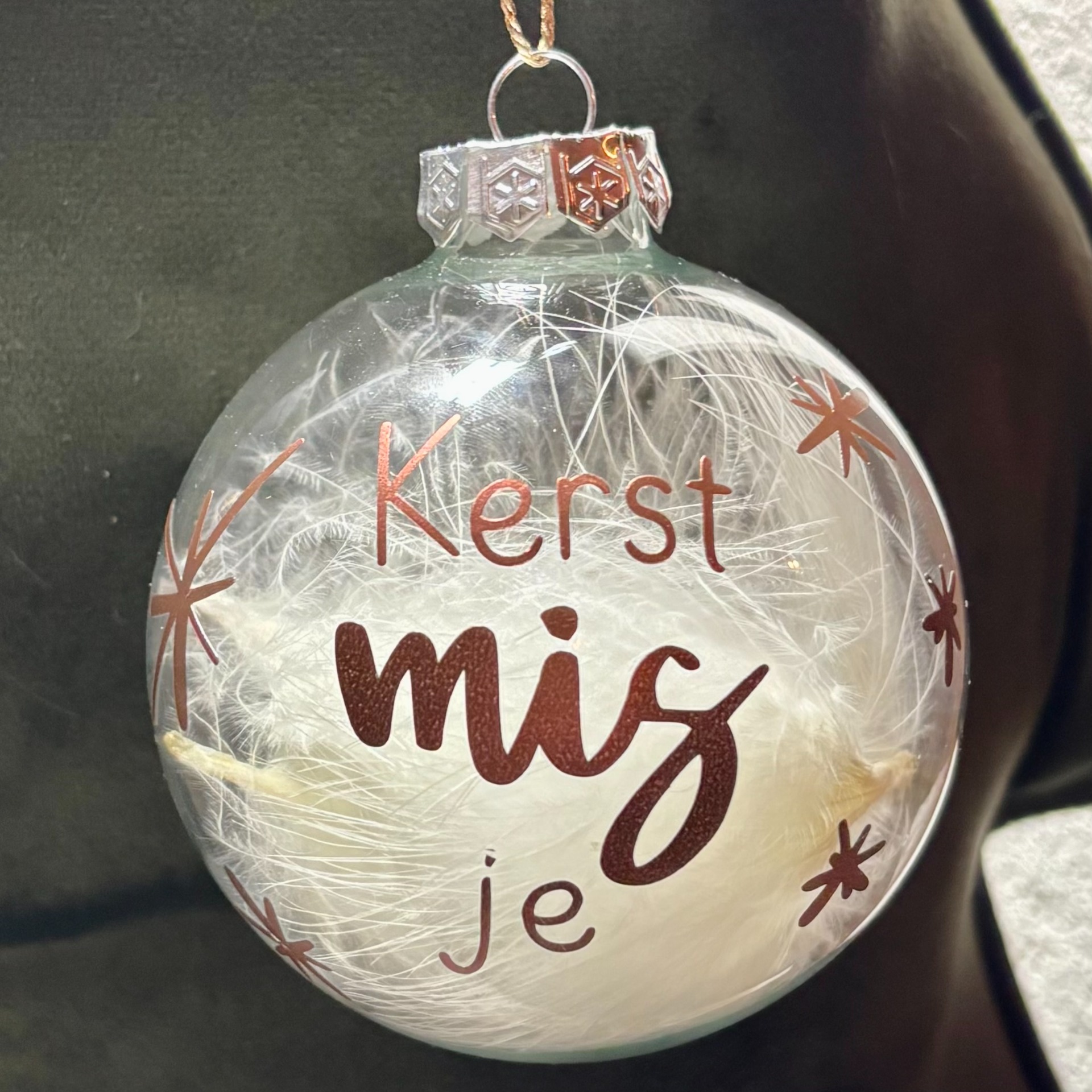 Doorzichtige glazen herinneringsbal met witte veren en tekst "Kerst mis je", te personaliseren met naam en datum