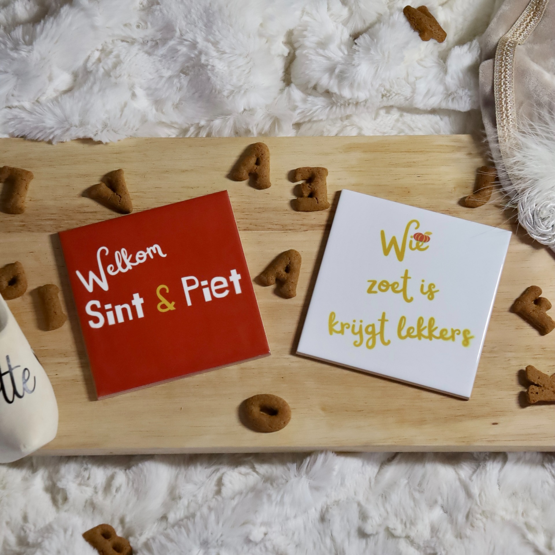 Woondecoratie sinterklaas. Sinterklaas tegeltjes. Wie zoet is krijgt lekkers. Welkom Sint en Piet. Sinterklaassfeer.