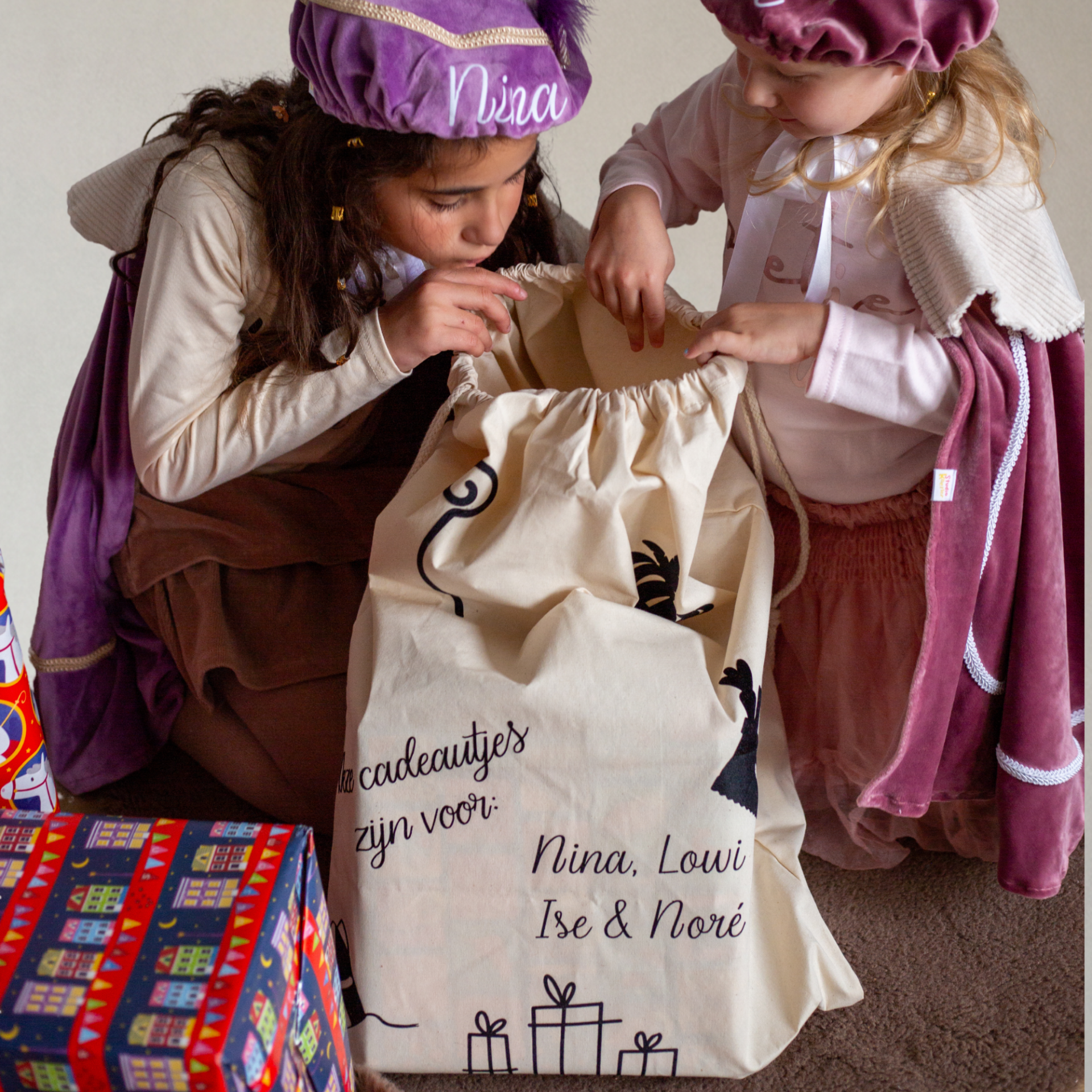 Grote gepersonaliseerde katoenen cadeauzak voor Sinterklaas met naam. Zeer geschikt voor pakjesavond, 5 december.